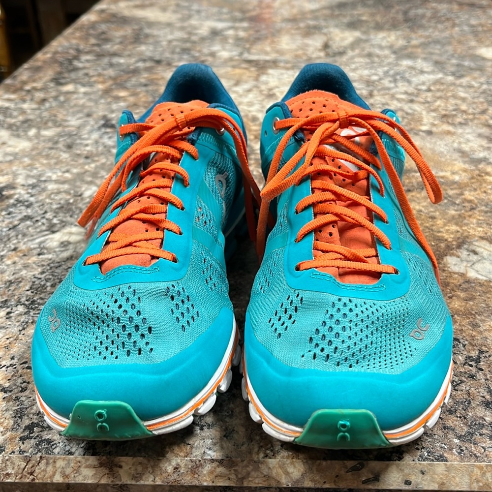 OC Cloud Flow sneakers.  Size 8-womens